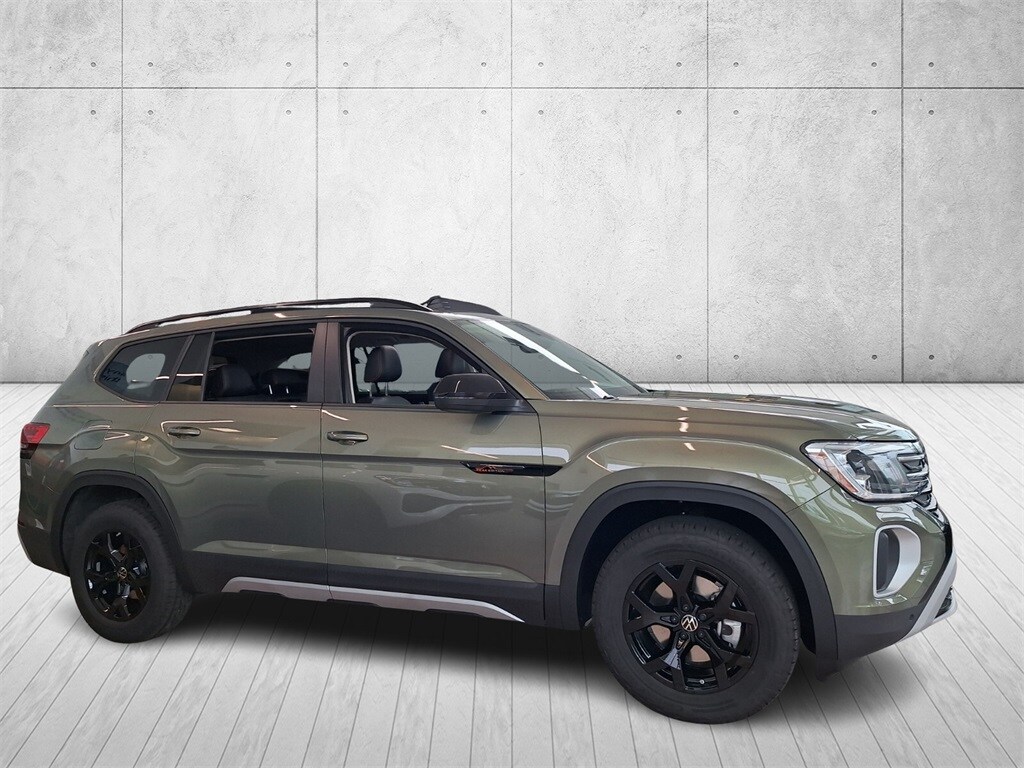2025 Volkswagen Atlas SE Technology Peak Edition photo 4