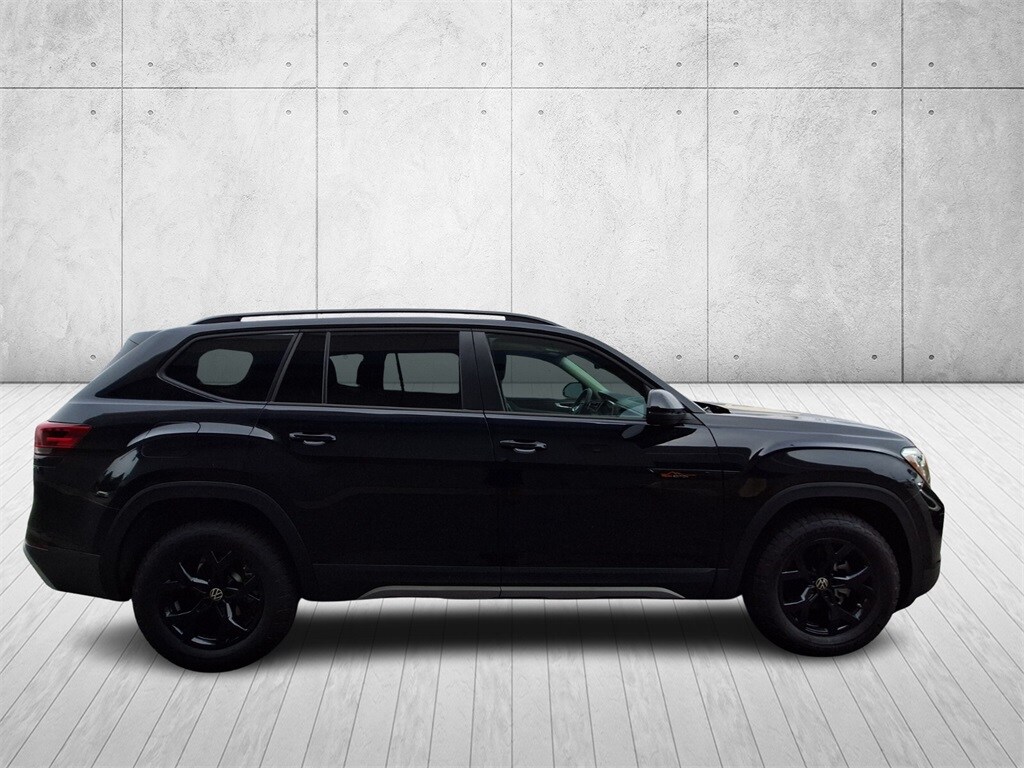 2025 Volkswagen Atlas SE Technology Peak Edition photo 2