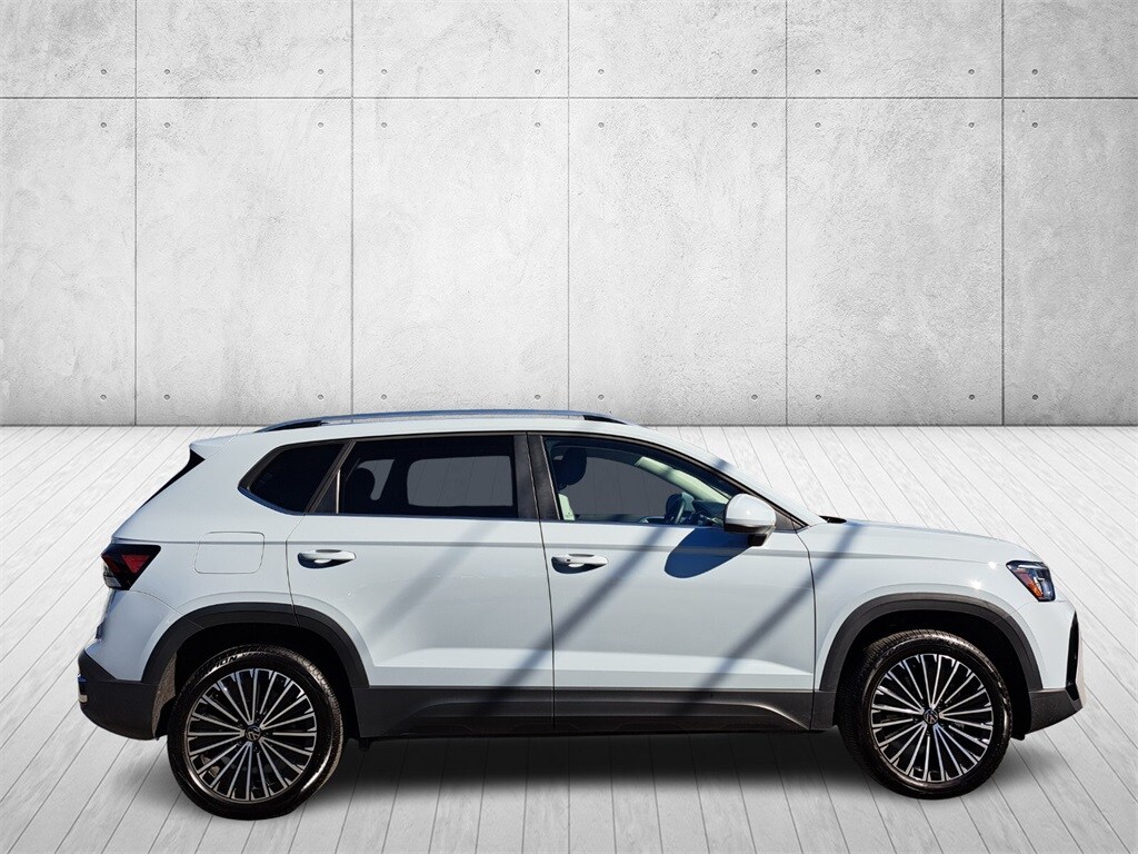 2025 Volkswagen Taos SE photo 4