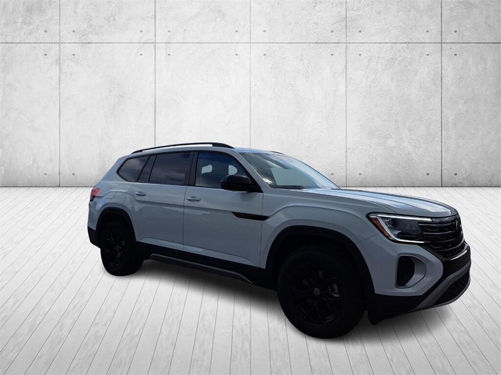 2025 Volkswagen Atlas SE Technology Peak Edition photo 3