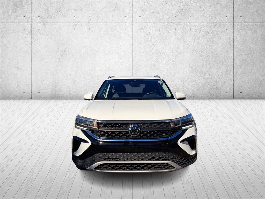 2024 Volkswagen Taos SE photo 2