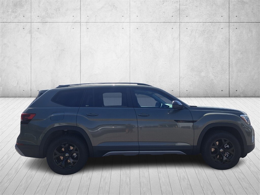 2025 Volkswagen Atlas SE Technology Peak Edition photo 4