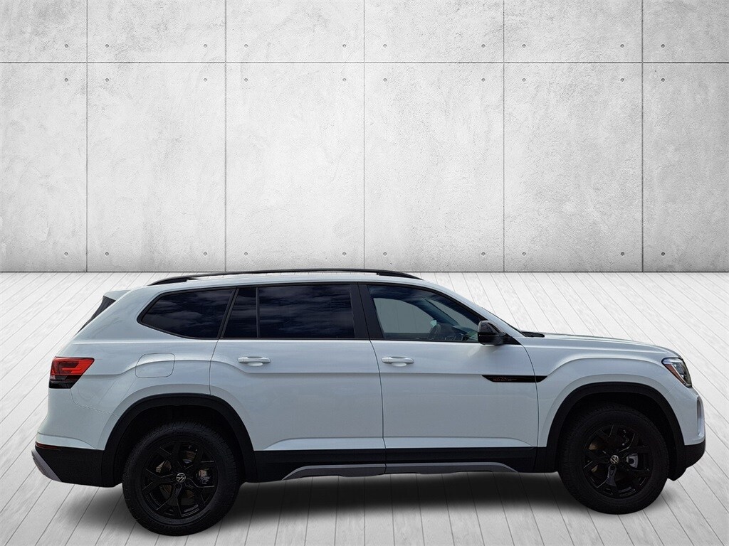 2025 Volkswagen Atlas SE Technology Peak Edition photo 3