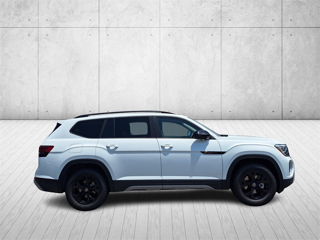 2025 Volkswagen Atlas SE Technology Peak Edition photo 3