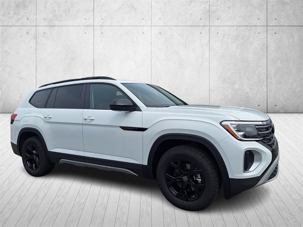 2025 Volkswagen Atlas SE Technology Peak Edition photo 3
