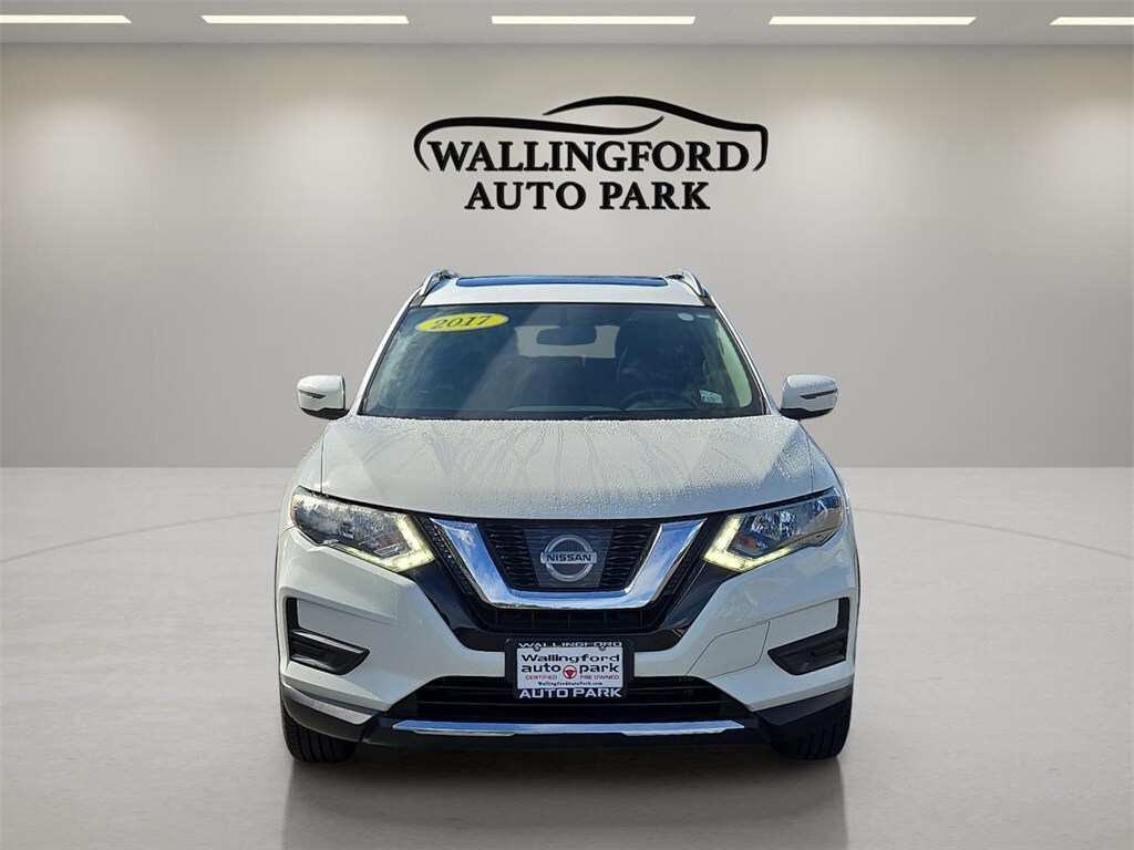 2017 Nissan Rogue SV photo 2