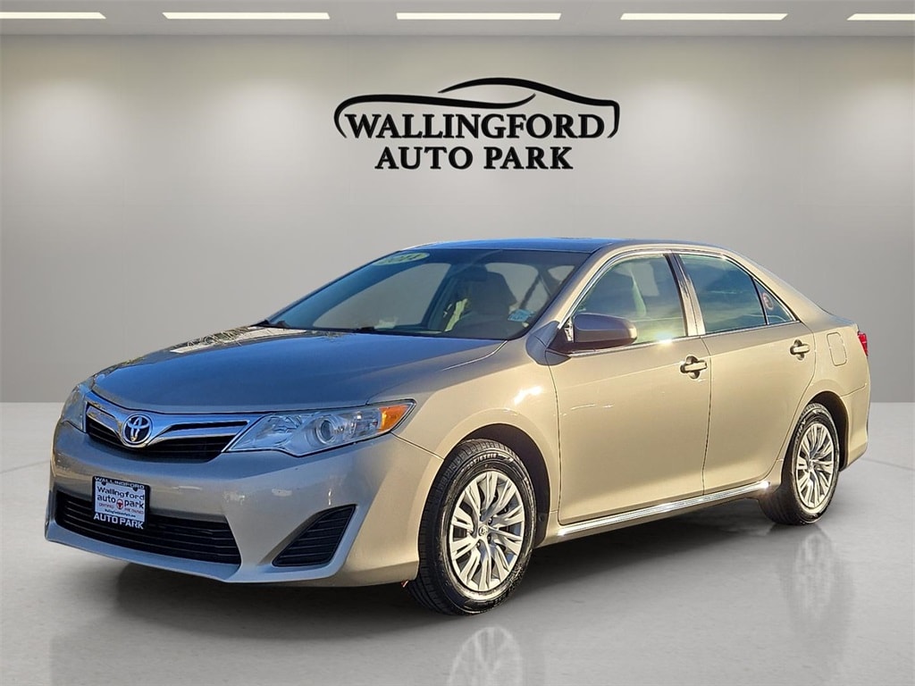 2014 Toyota Camry LE's photo