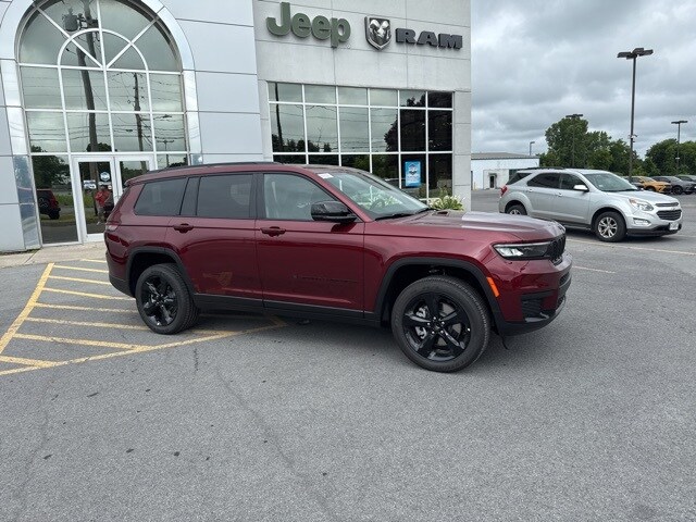 2025 Jeep Grand Cherokee Altitude photo 2
