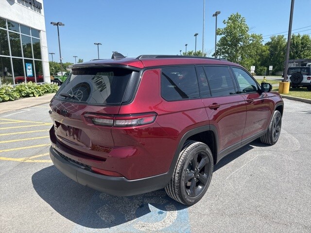 2025 Jeep Grand Cherokee Altitude photo 2