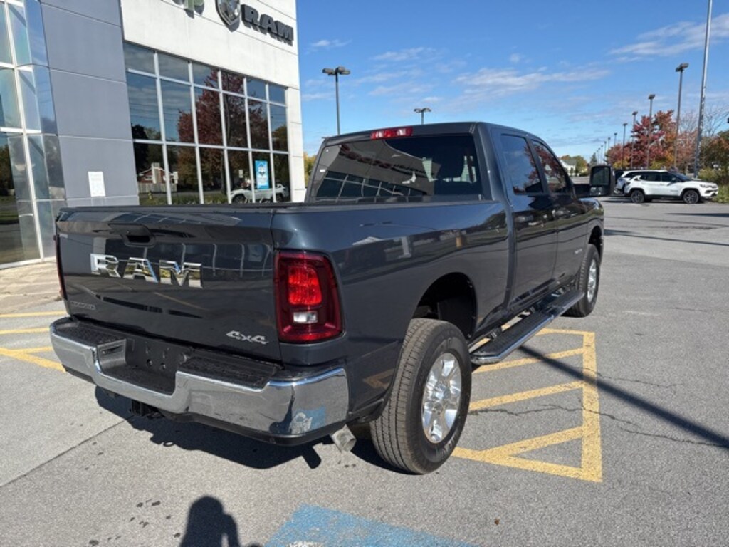 New 2026 Ram 2500 BIG HORN CREW CAB 4X4 6'4 BOX Pickup