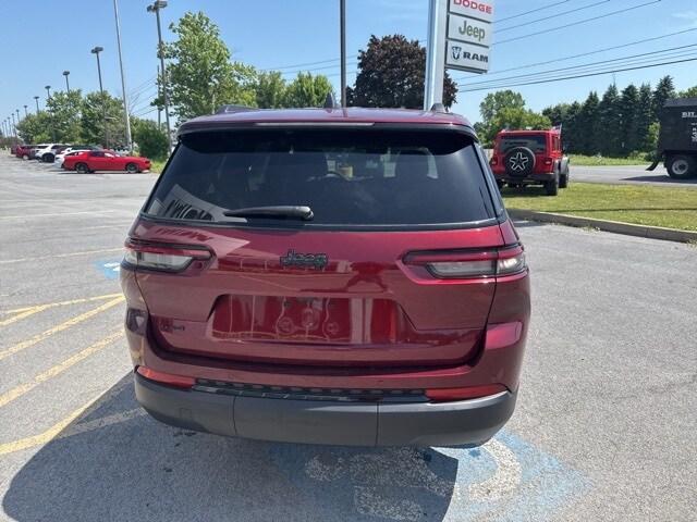 2025 Jeep Grand Cherokee Altitude photo 3