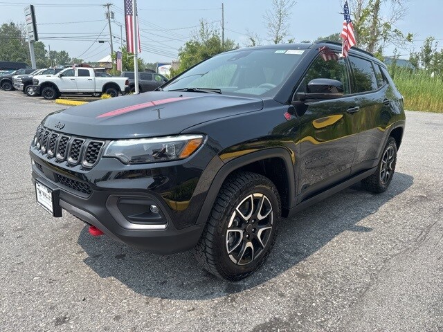 2025 Jeep Compass Trailhawk photo 3
