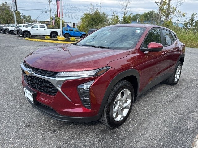 2025 Chevrolet Trax LS photo 3