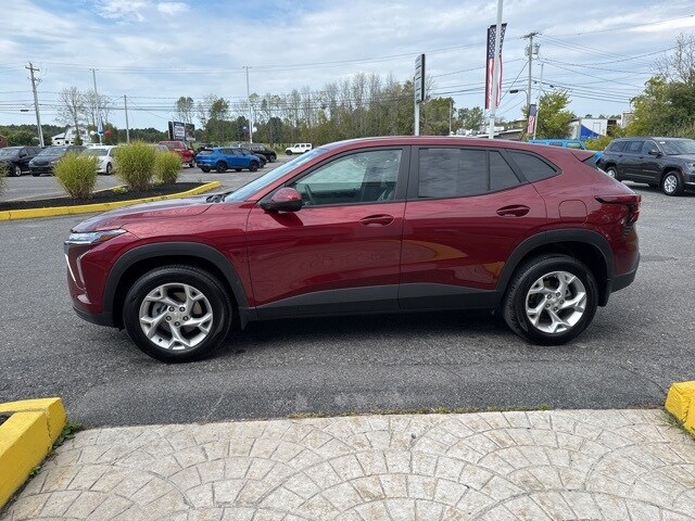 2025 Chevrolet Trax LS photo 4