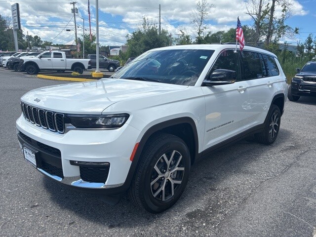 2025 Jeep Grand Cherokee Limited photo 3
