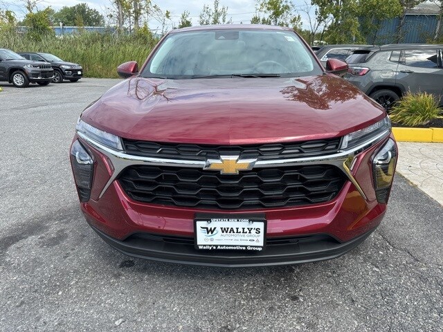 2025 Chevrolet Trax LS photo 2