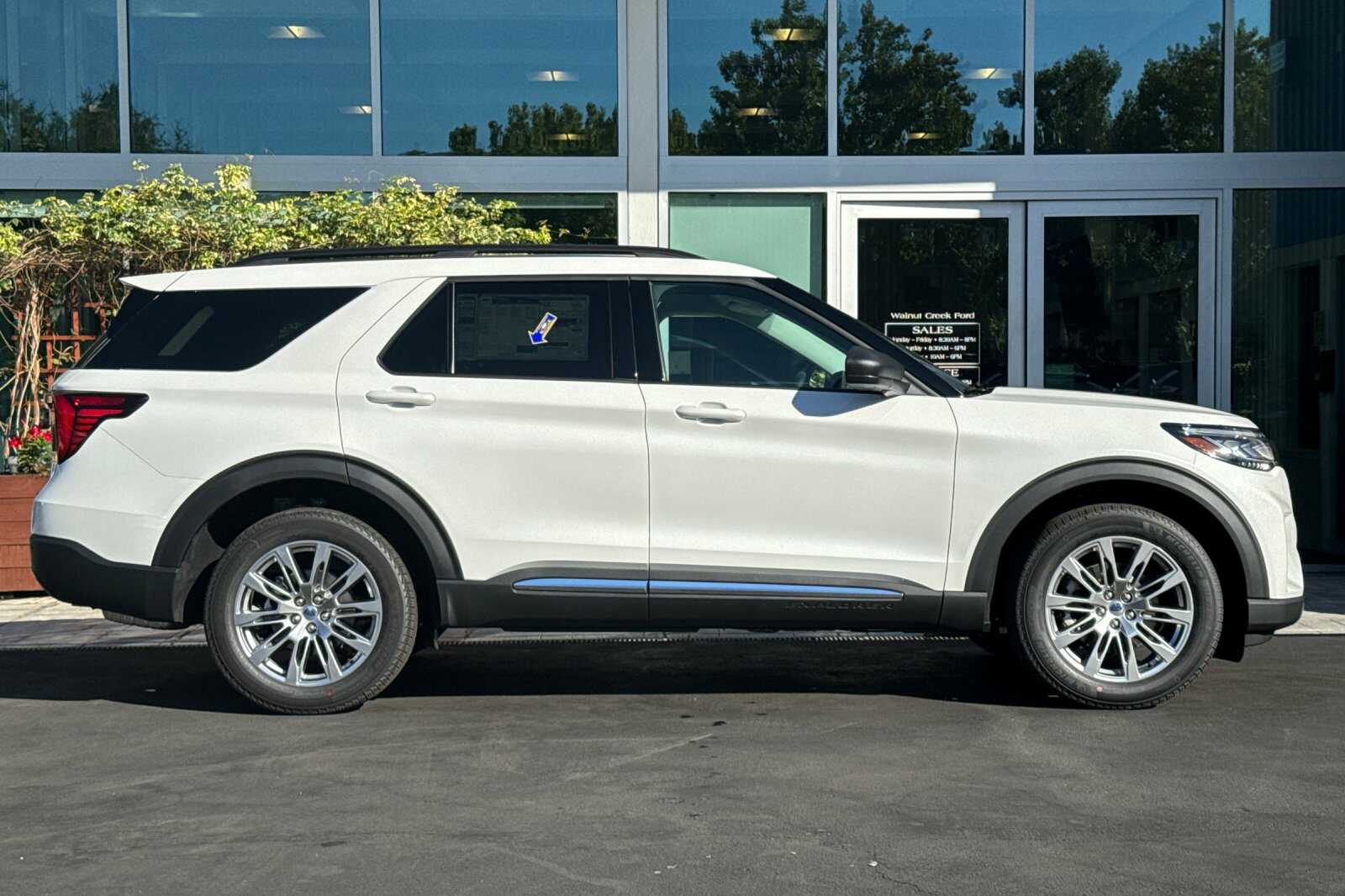 2025 Ford Explorer photo 2