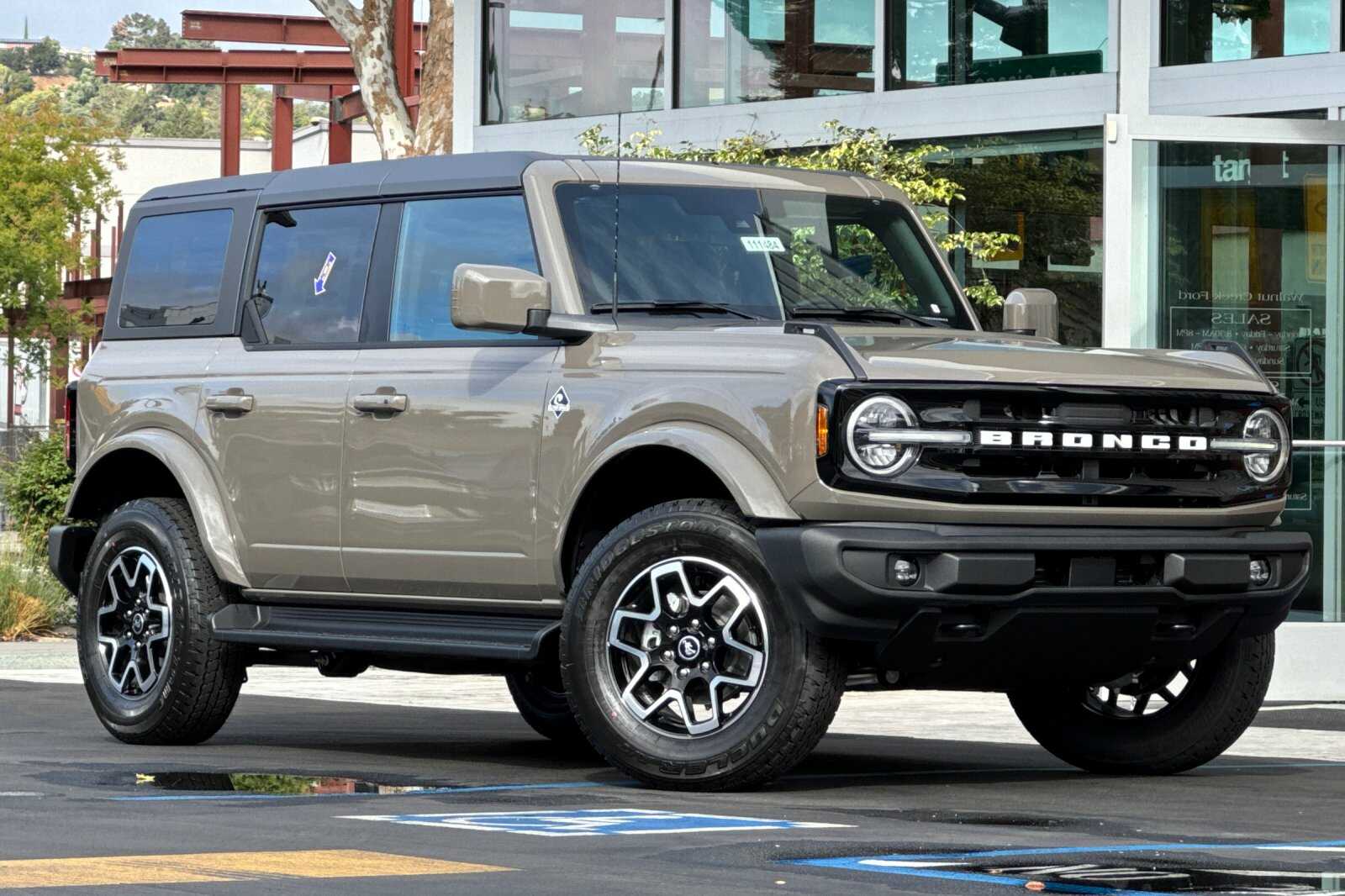 2025 Ford Bronco Outer Banks photo 2