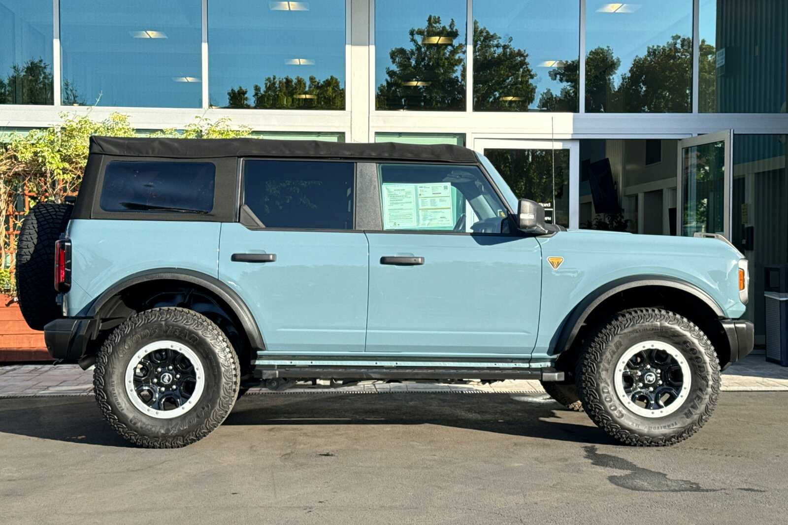 2023 Ford Bronco Badlands photo 3