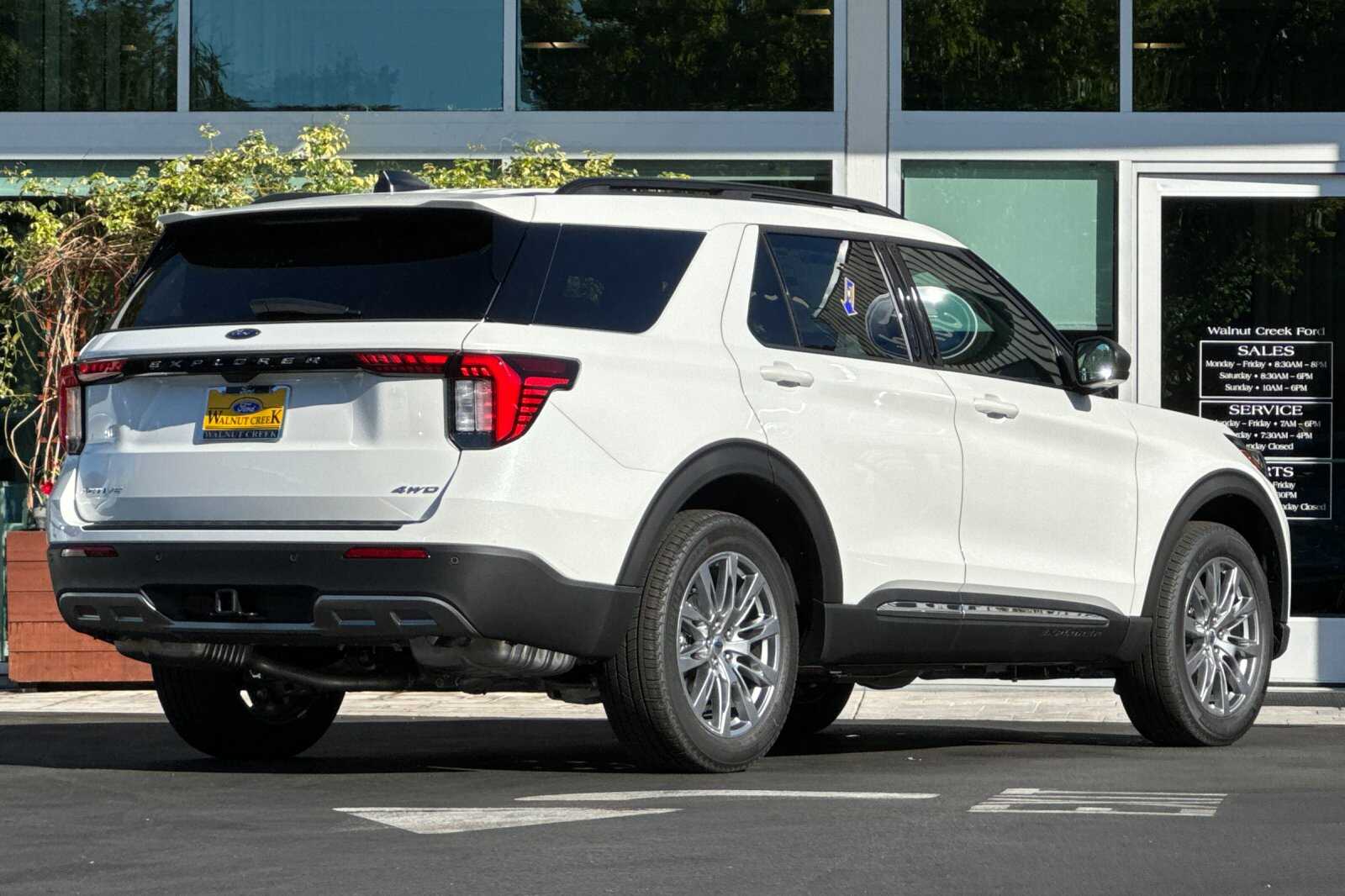 2025 Ford Explorer photo 3