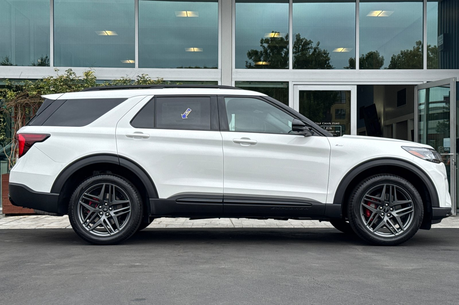 2025 Ford Explorer ST-Line photo 2