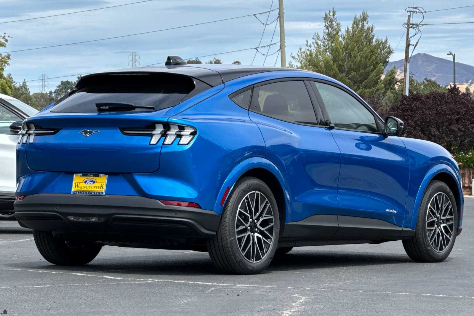 2025 Ford Mustang Mach-E Premium photo 4