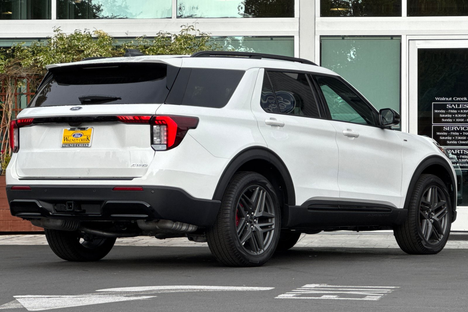 2025 Ford Explorer ST-Line photo 2