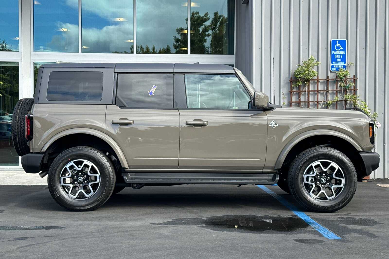 2025 Ford Bronco Outer Banks photo 3