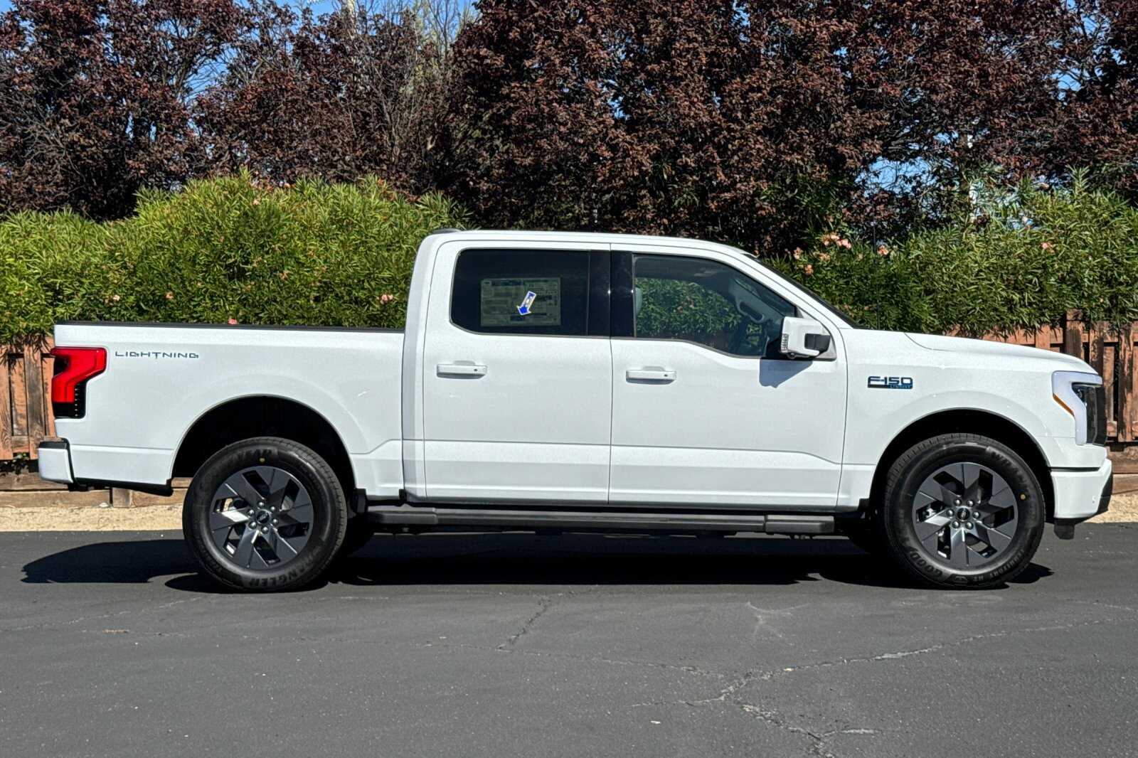 2025 Ford F-150 Lightning Lariat photo 3