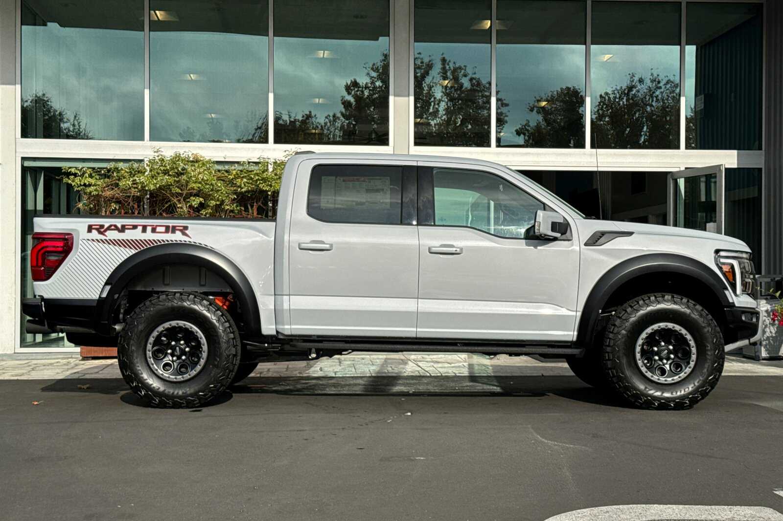 2025 Ford F-150 Raptor photo 3