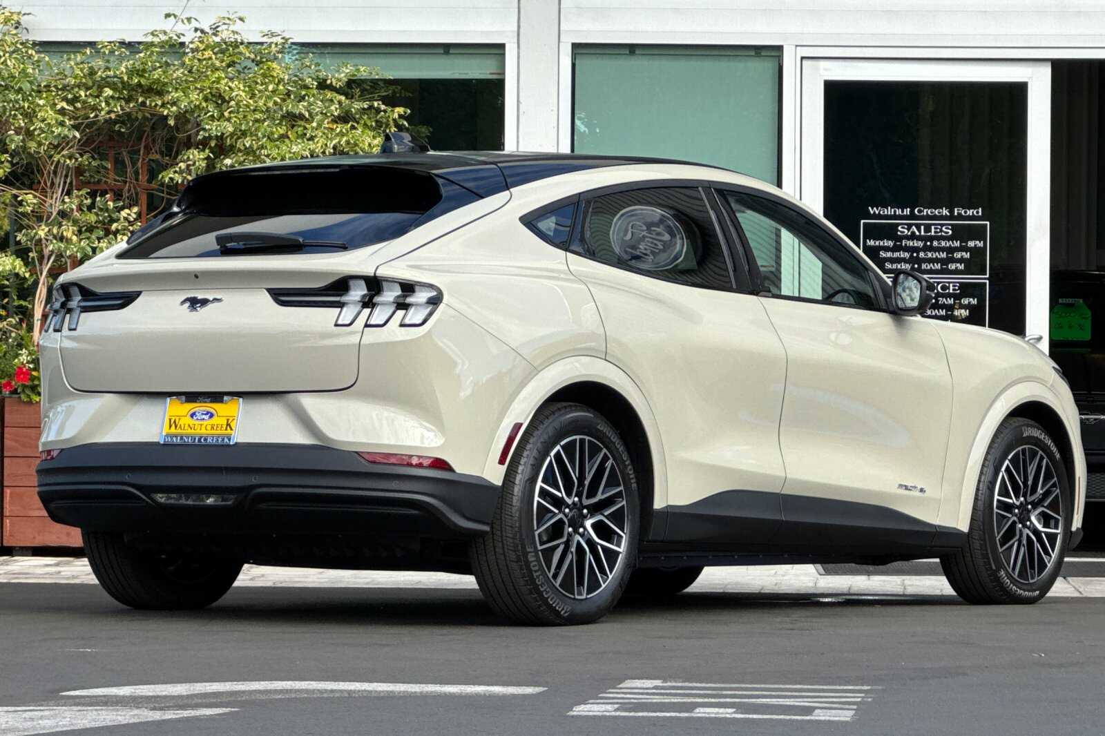 2025 Ford Mustang Mach-E Premium photo 4
