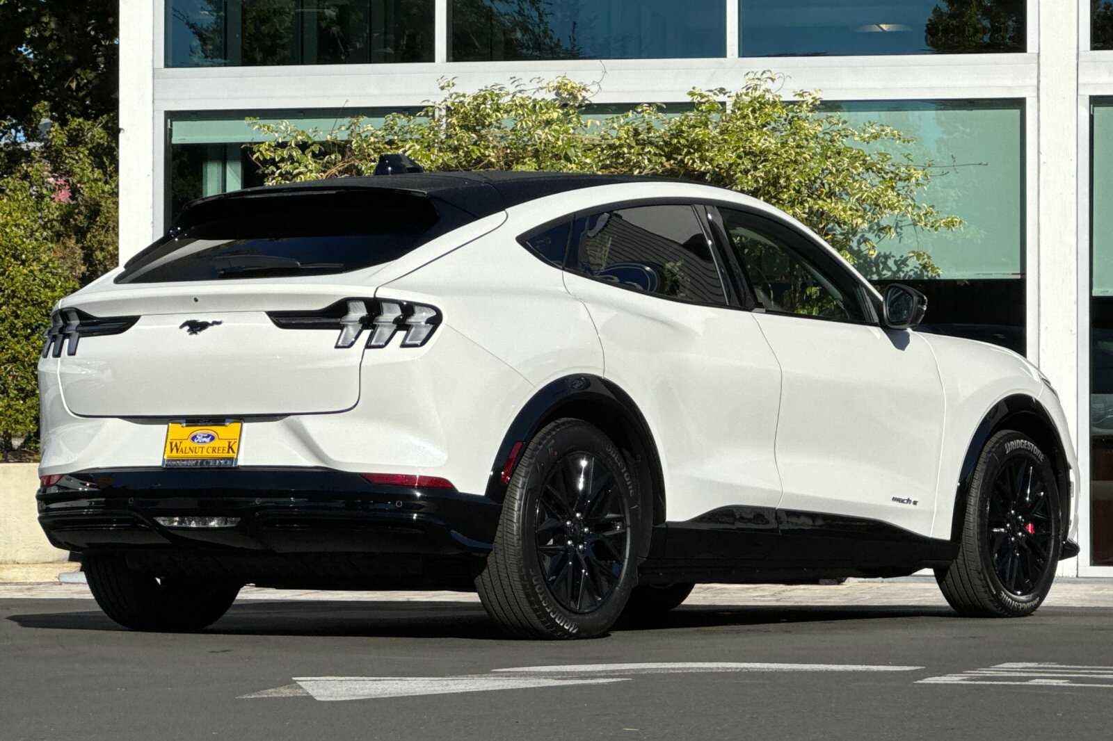 2025 Ford Mustang Mach-E Premium photo 4