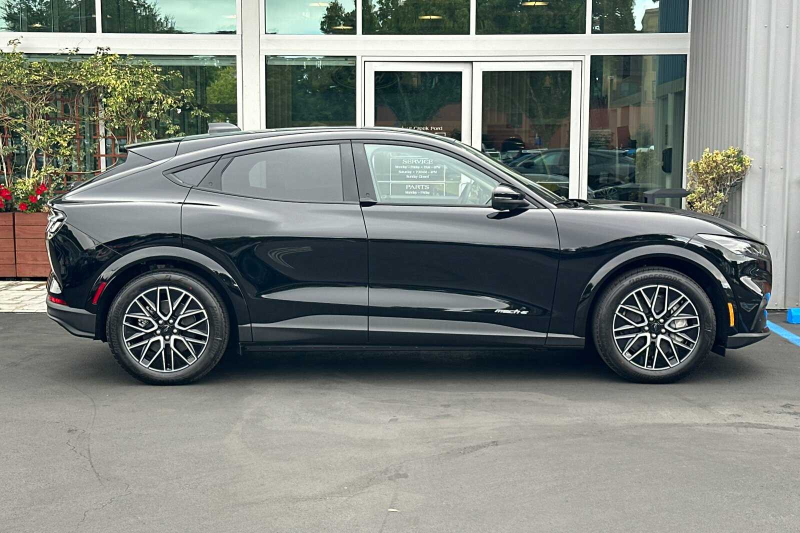 2025 Ford Mustang Mach-E Premium photo 3