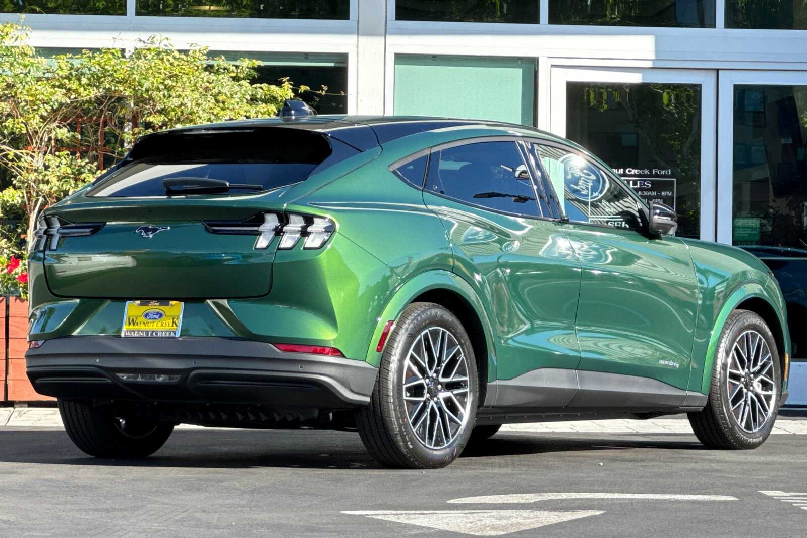 2025 Ford Mustang Mach-E Premium photo 4