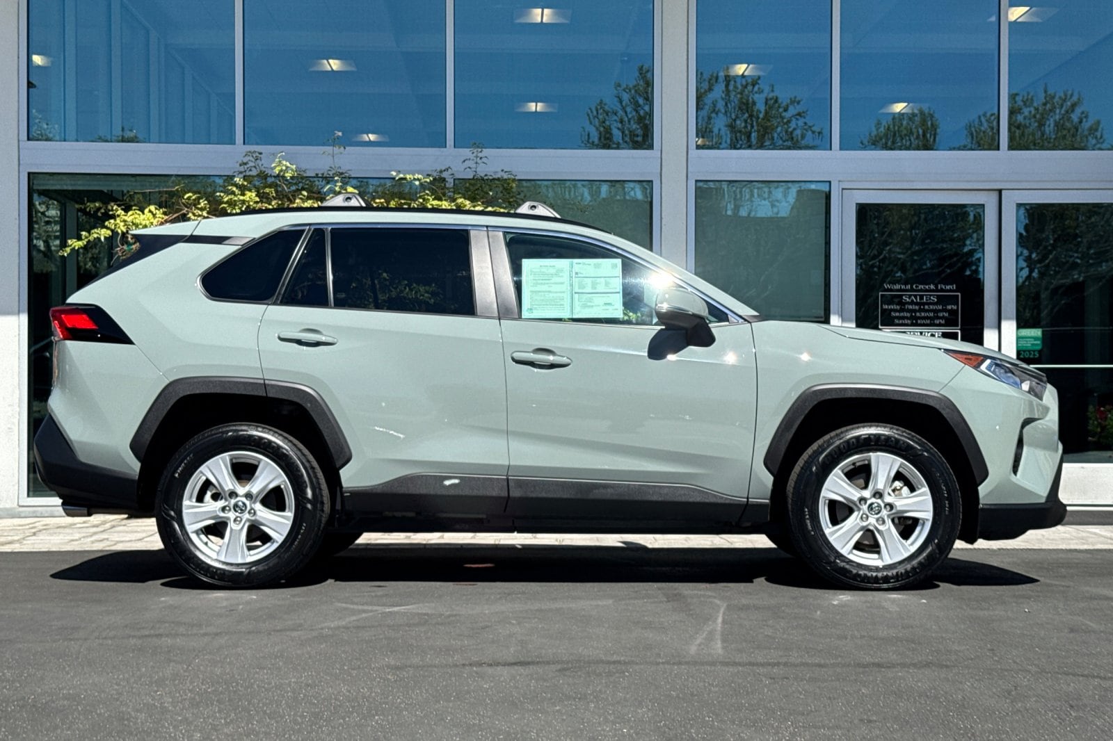 2020 Toyota RAV4 XLE 4D Sport Utility photo 3