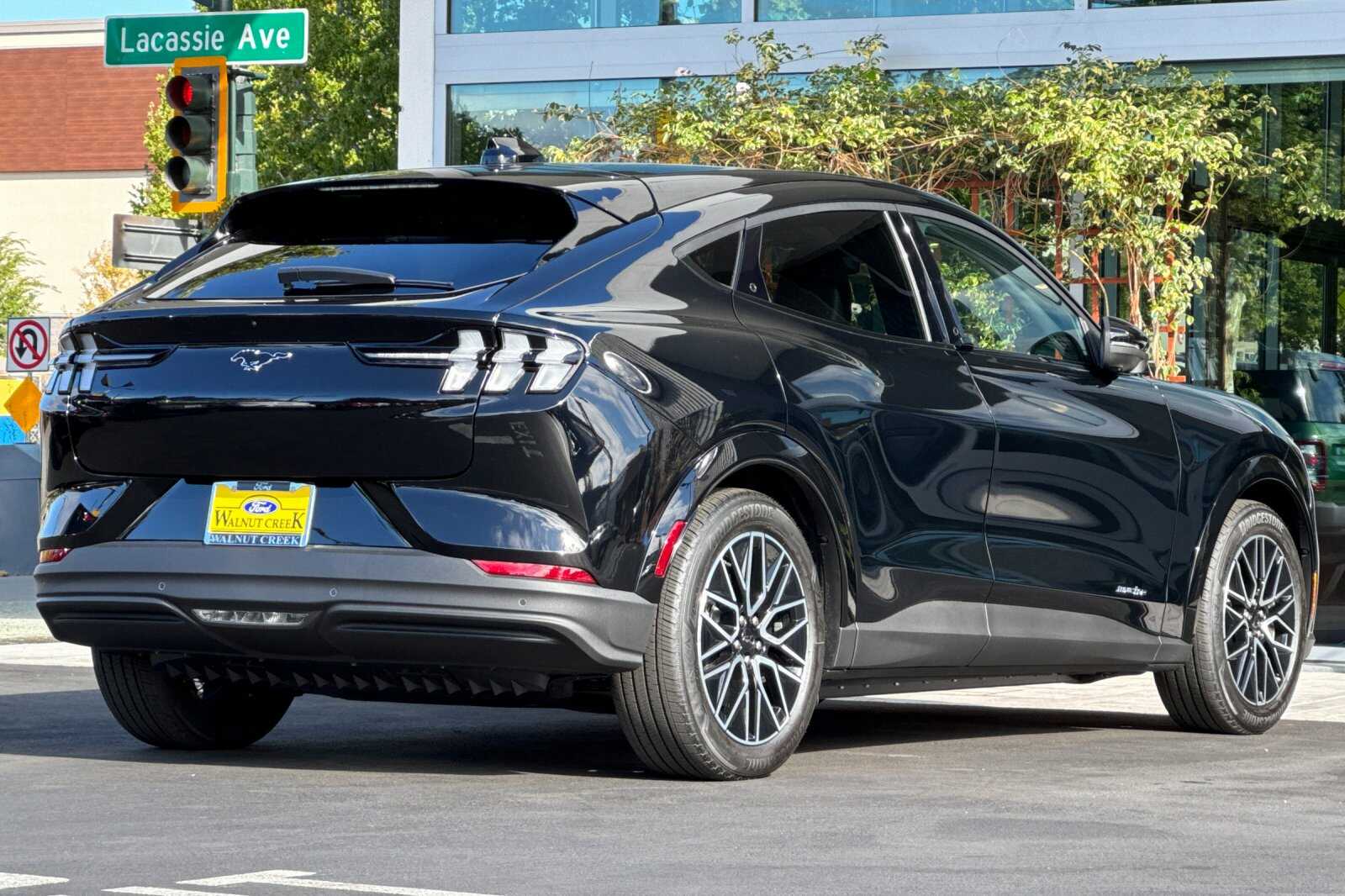 2025 Ford Mustang Mach-E Premium photo 4