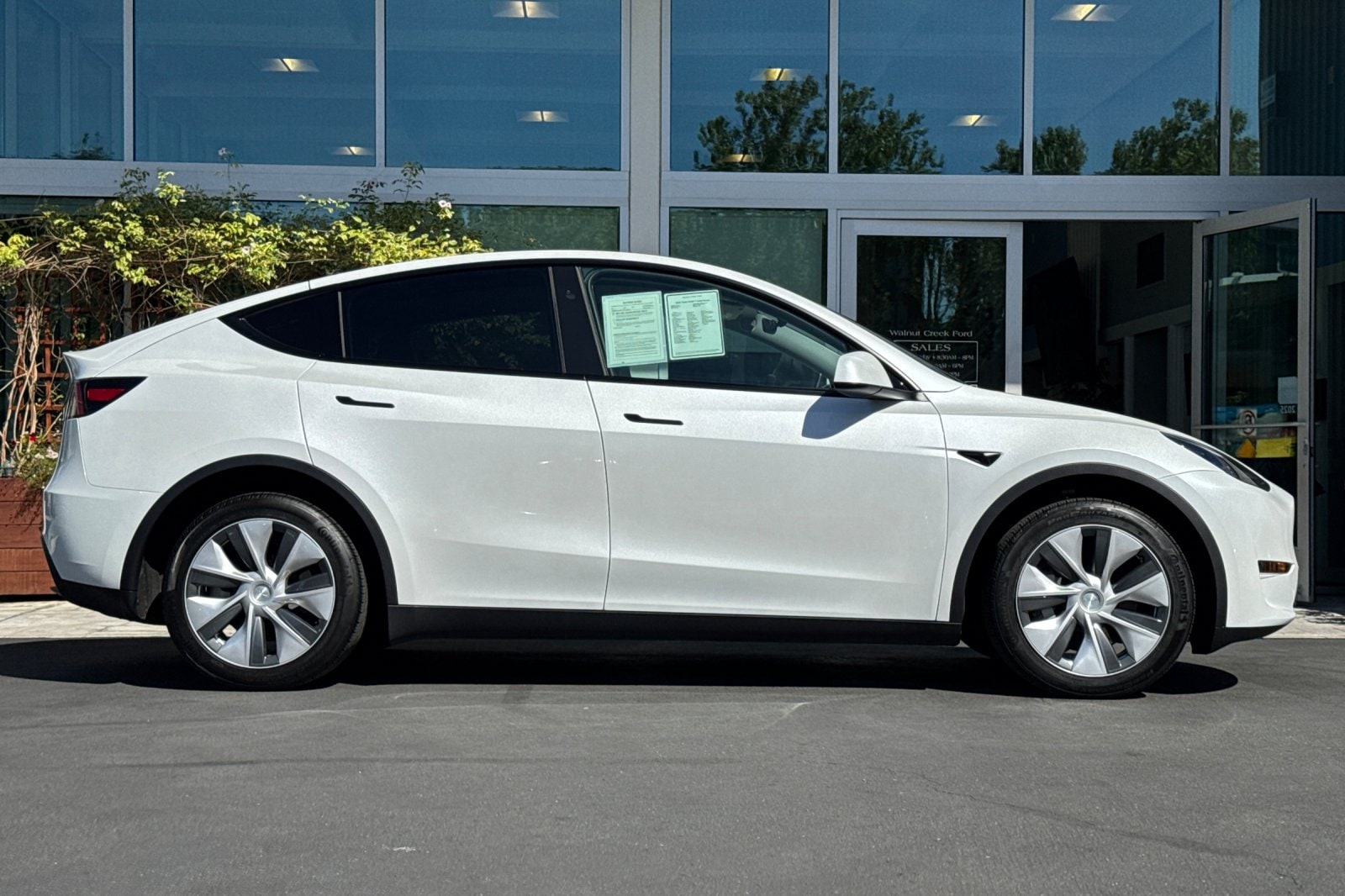 2024 Tesla Model Y Long Range 4D Sport Utility photo 2