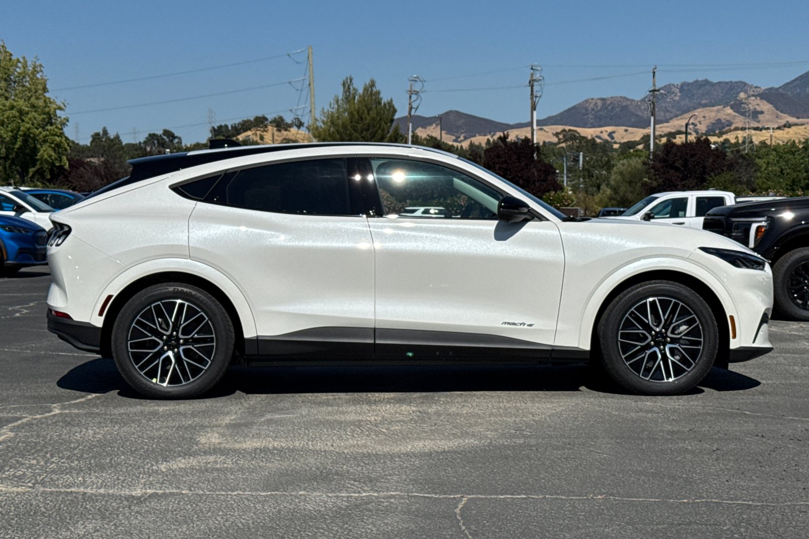 2025 Ford Mustang Mach-E Premium photo 3