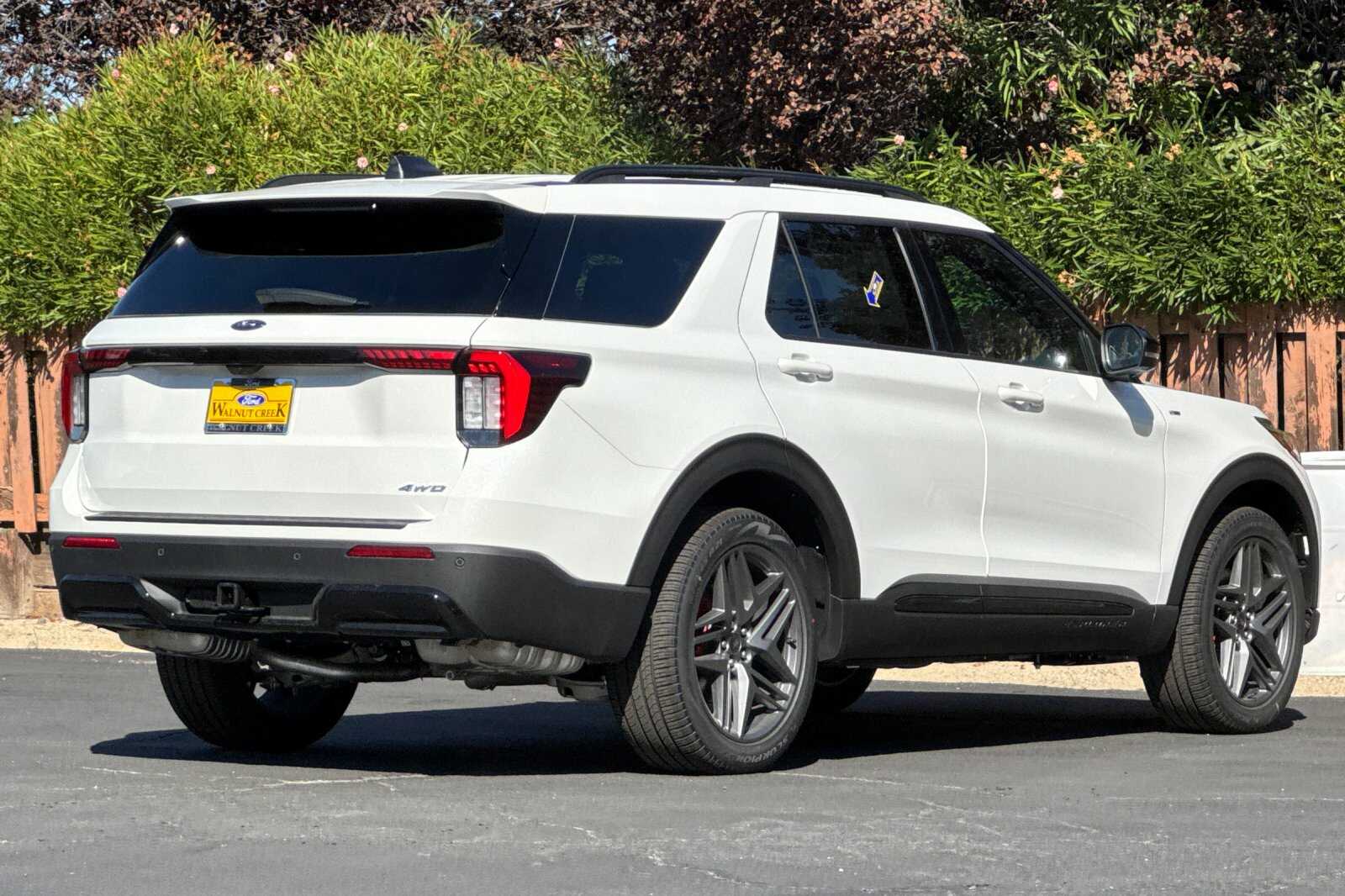 2025 Ford Explorer ST-Line photo 2