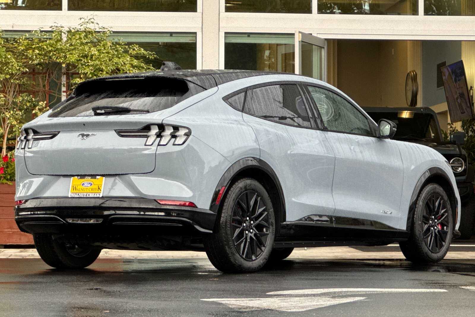 2025 Ford Mustang Mach-E Premium photo 4