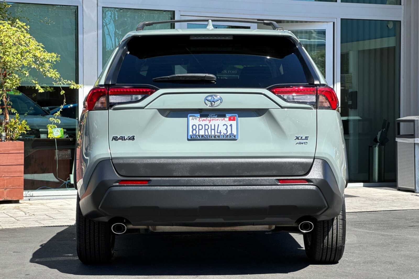 2020 Toyota RAV4 XLE 4D Sport Utility photo 5