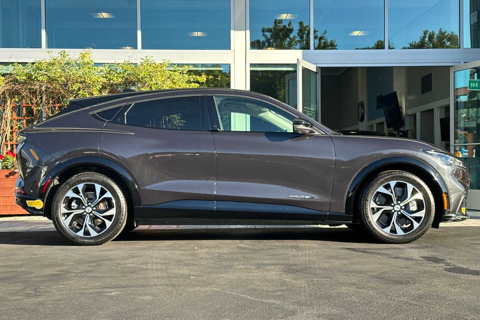 2022 Ford Mustang Mach 1 Premium photo 3