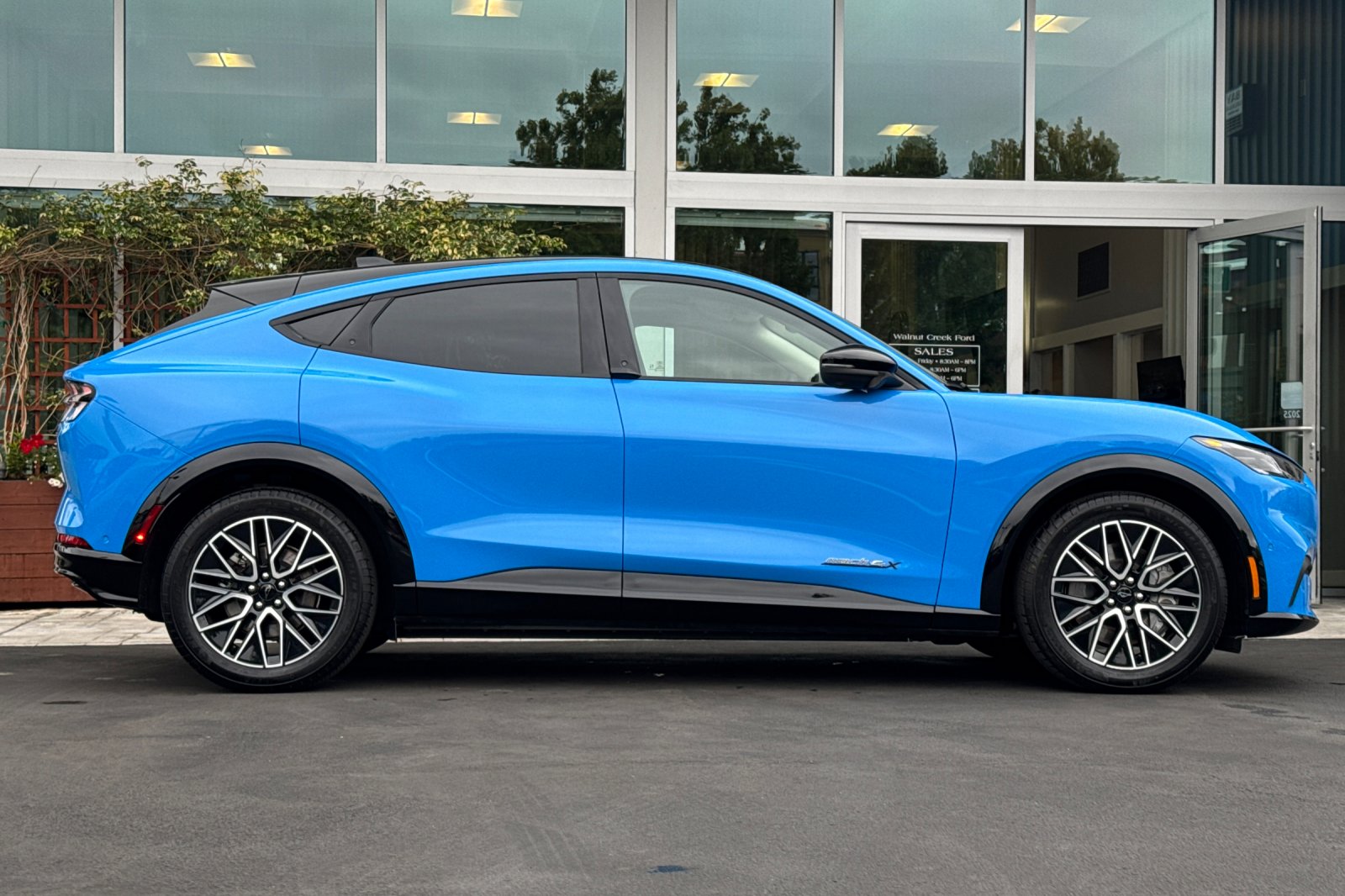 2024 Ford Mustang Mach 1 Premium photo 3