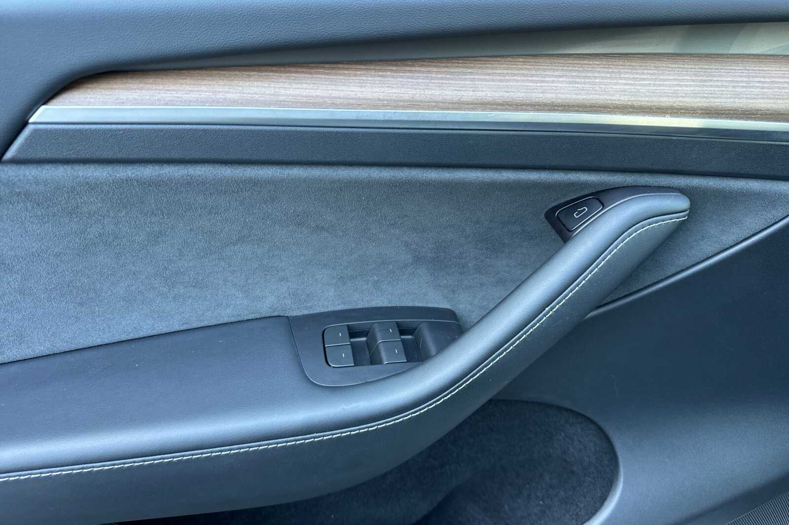 2024 Tesla Model Y Long Range 4D Sport Utility photo 3