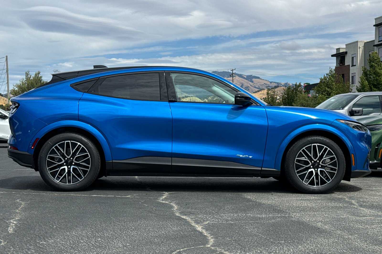 2025 Ford Mustang Mach-E Premium photo 3