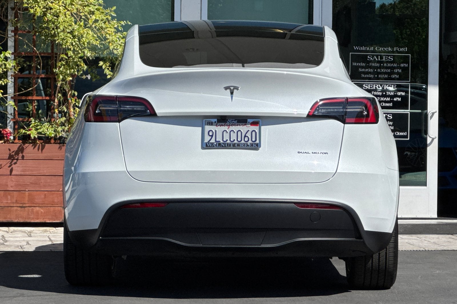 2024 Tesla Model Y Long Range 4D Sport Utility photo 4