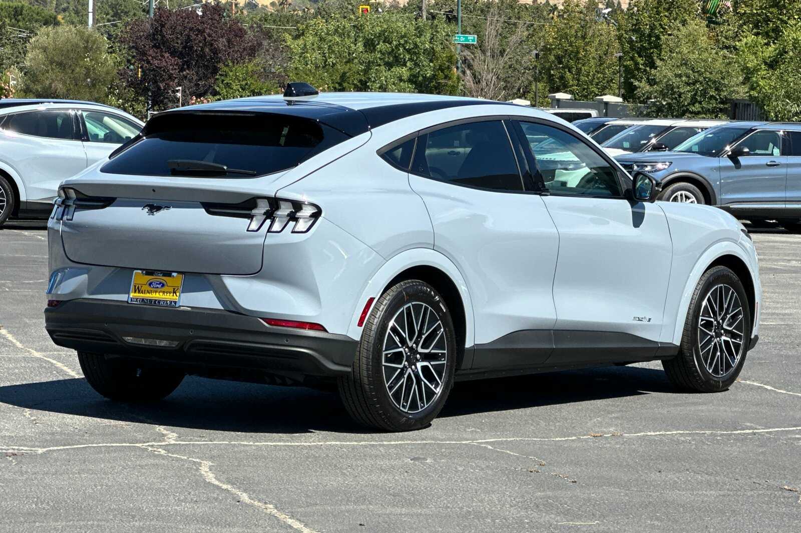 2025 Ford Mustang Mach-E Premium photo 4