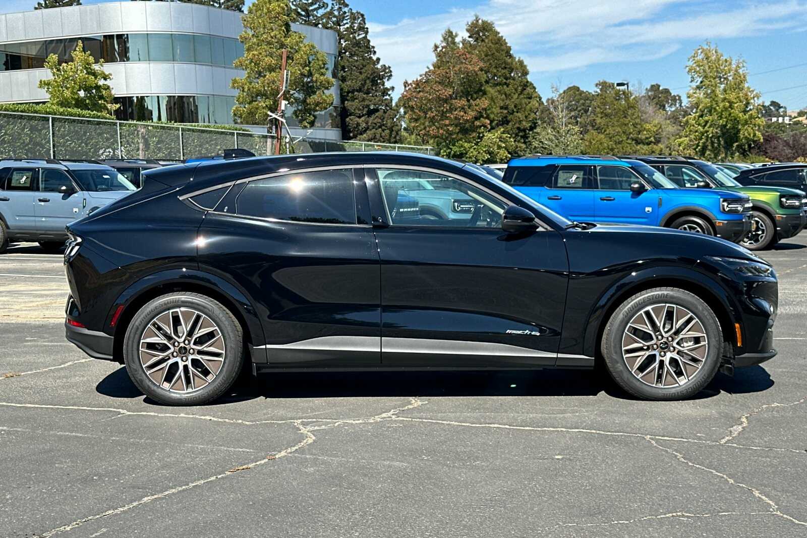 2025 Ford Mustang Mach-E Premium photo 3