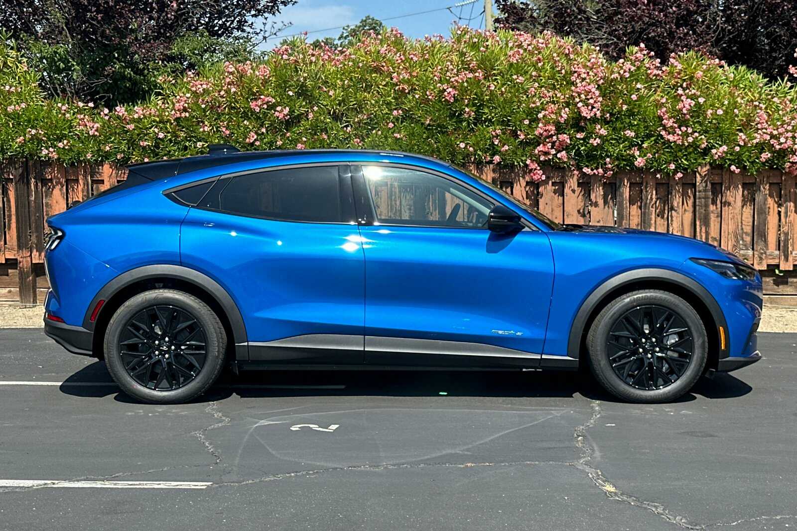 2025 Ford Mustang Mach-E Select photo 3