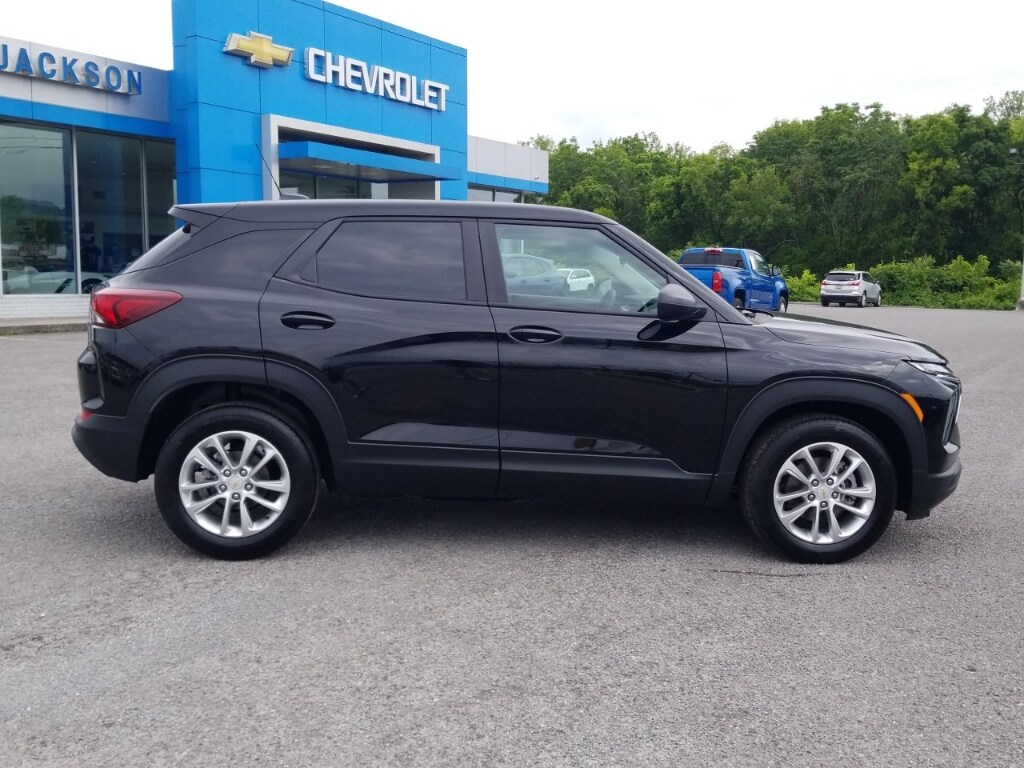 2024 Chevrolet Trailblazer LS photo 3